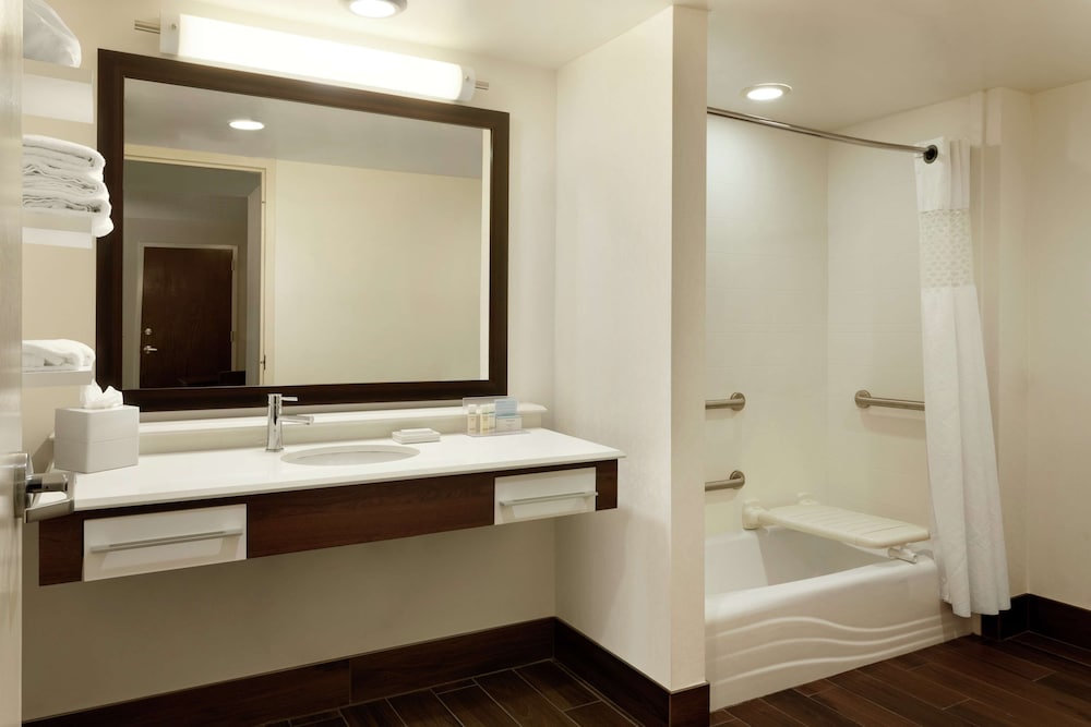 Hampton Inn & Suites Springdale - photo 37