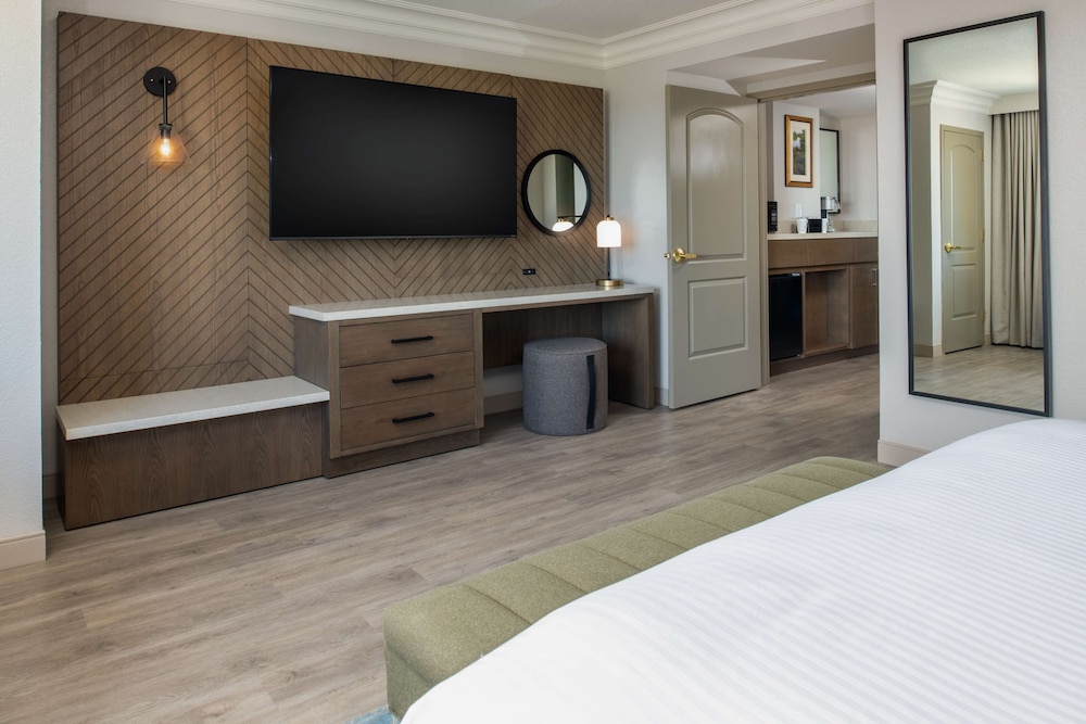 Embassy Suites by Hilton Sacramento Riverfront Promenade - photo 9