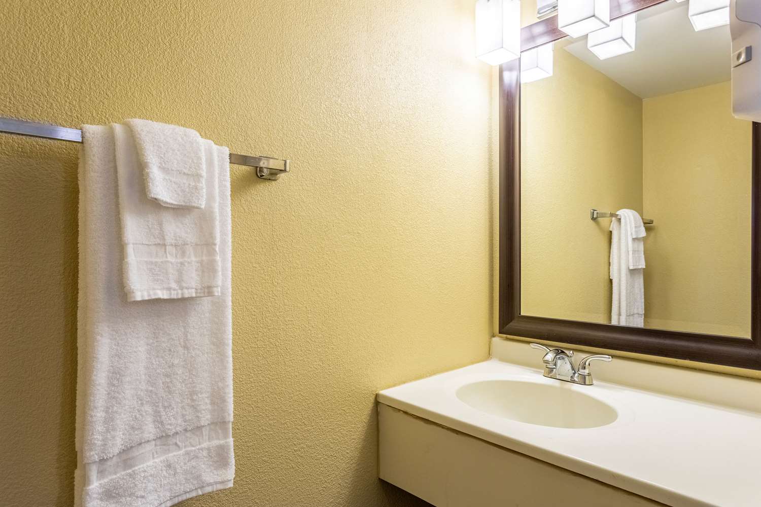 Econo Lodge - carbon neutral hotel in Fredonia