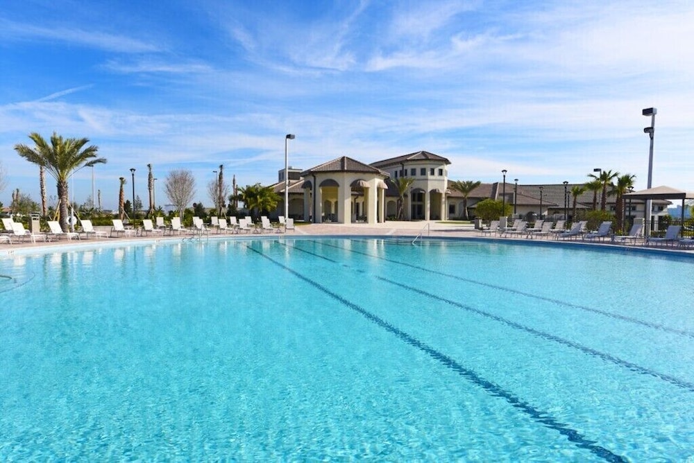 9 Bedroom 5 Bathroom Villa — 4-Star Luxury Hotel in Davenport, United States