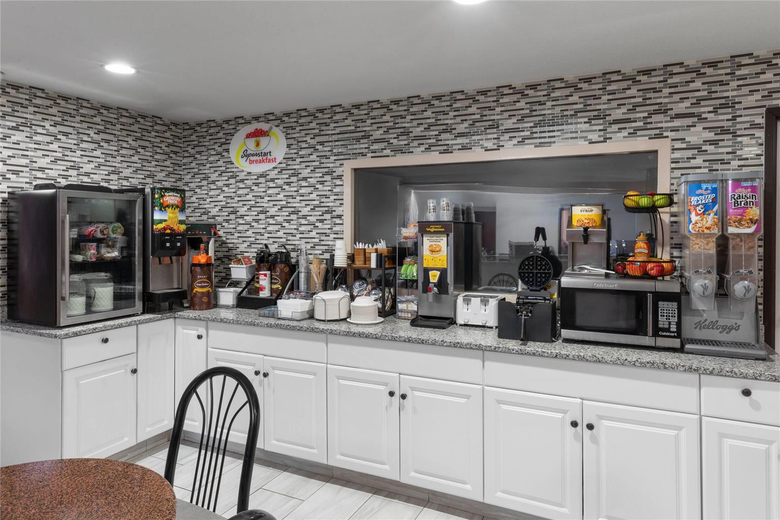 Super 8 by Wyndham Rock Port MO - photo 28