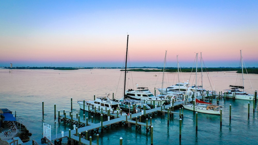 Dockside Inn & Resort - photo 34
