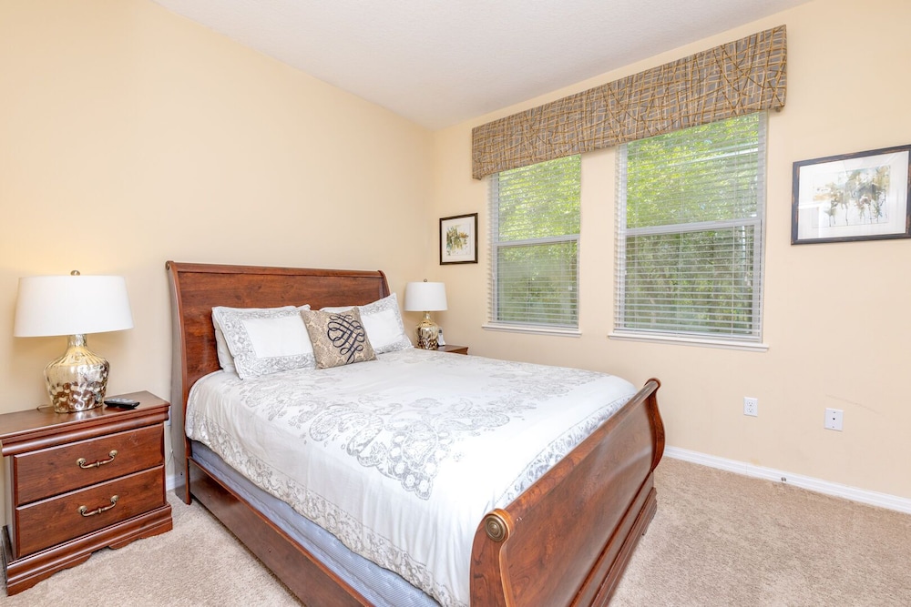 Newly Remodeled 1 story 5 Bed 5 Bath with Pvt Pool Spa And Game Room - photo 9