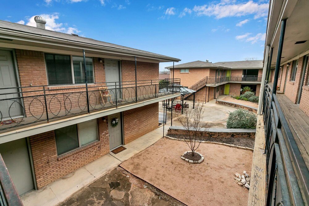 Upgraded Studio Monte Vista Neighborhood Parking and Bikes - carbon neutral hotel in San Antonio