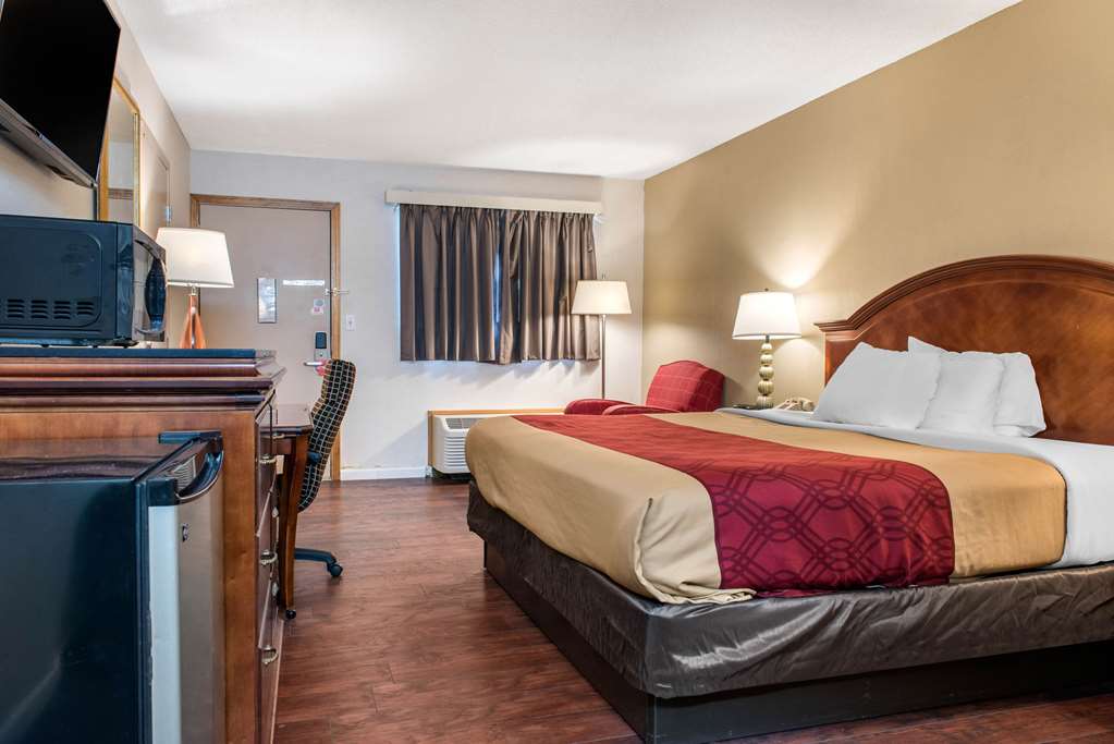 Econo Lodge Holland Toledo - photo 19