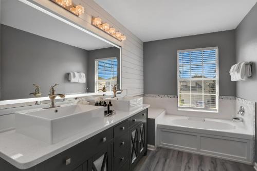 Themed Luxury 6BR Getaway with Resort Amenities - photo 57