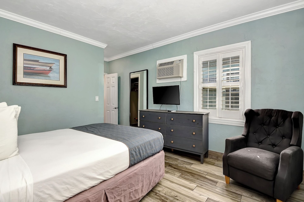 Shoreline Suites & Cabana Cottages - photo 41
