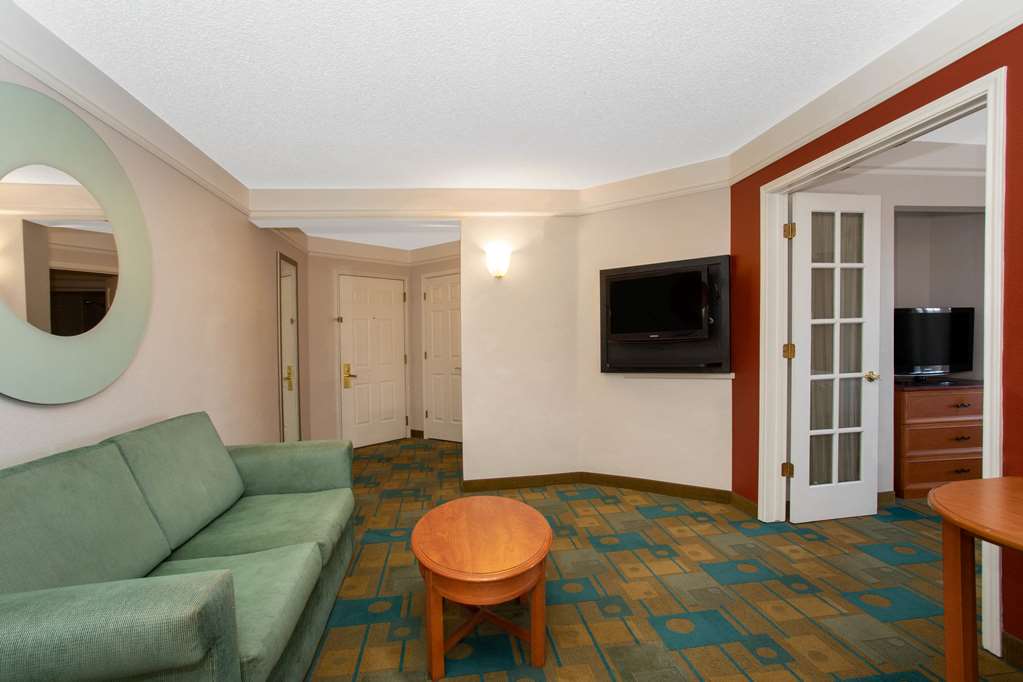 La Quinta Inn & Suites by Wyndham Denver Southwest Lakewood - photo 25