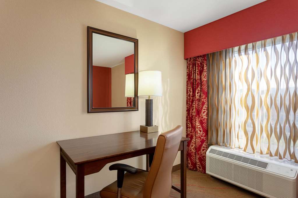 La Quinta Inn & Suites by Wyndham Pigeon Forge - photo 32