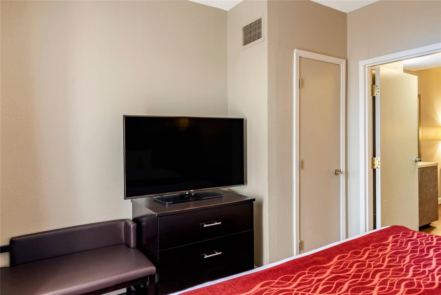 Comfort Inn & Suites near Six Flags - photo 19