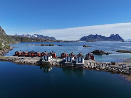 Waterfront House with Hot Tub — 4-Star Luxury Hotel in Svolvaer, Norway