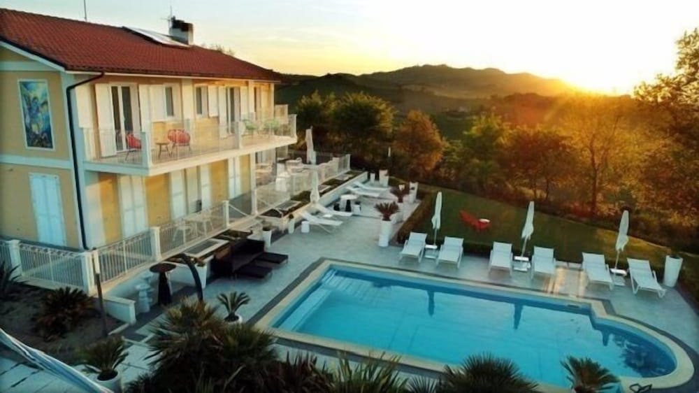 Residenza delle Grazie — 4-Star Luxury Hotel in Cossignano, Italy