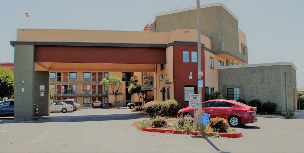 Rancho San Diego Inn and Suites - photo 23
