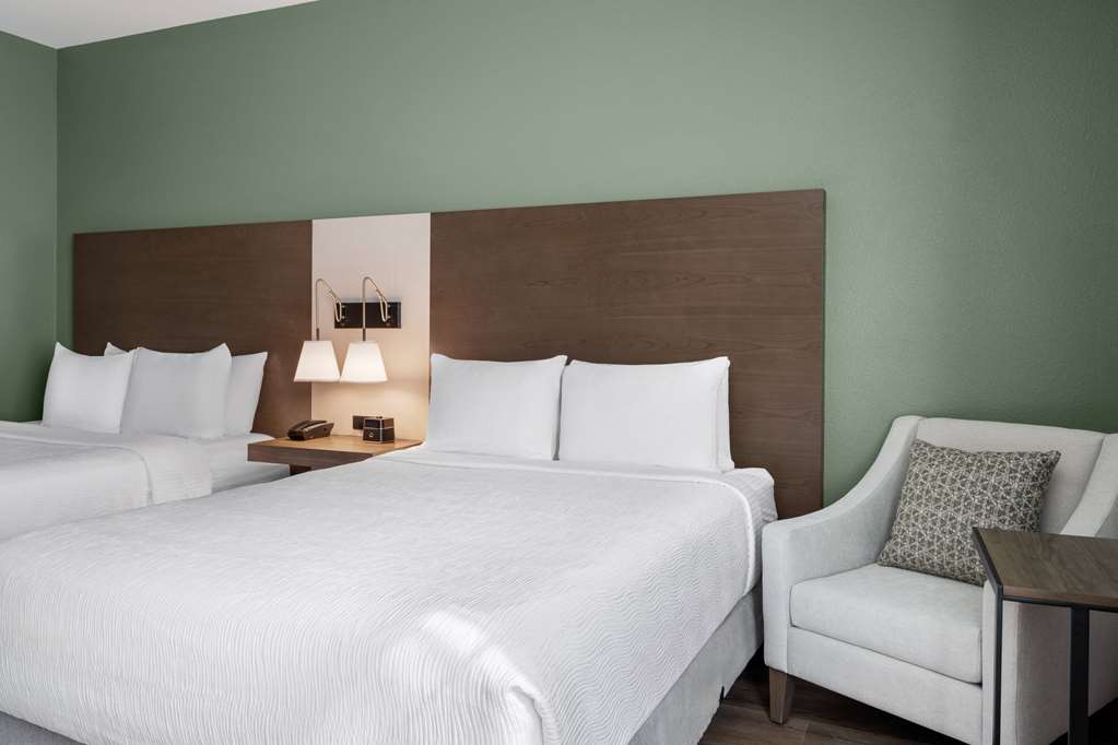 La Quinta Inn and Suites by Wyndham Lincoln - photo 26
