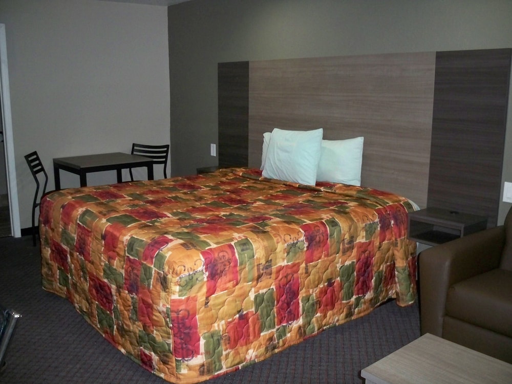 Scottish Inn & Suites - photo 13