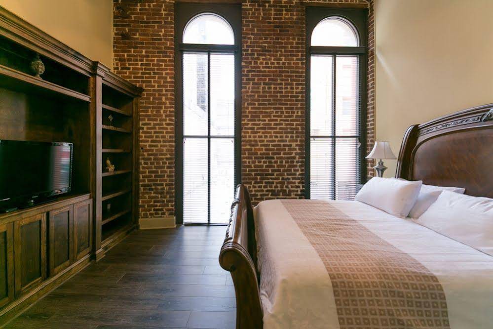Hosteeva Baronne Street Suites - photo 31
