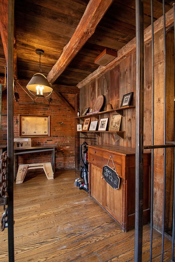 Country Squire Inn & Suites - photo 22