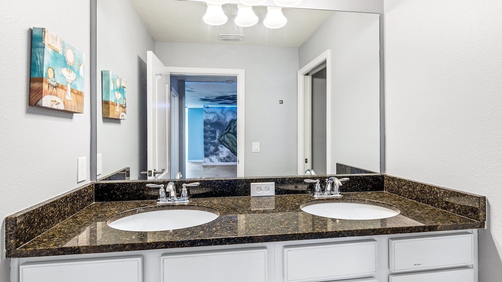 Family friendly Oasis With Game Room & Pool - photo 25