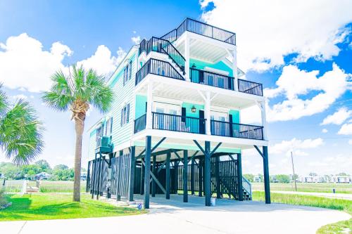 Teal Tidez Ocean View Luxury Home w Crows Nest — 4-Star Luxury Hotel in Myrtle Beach, United States