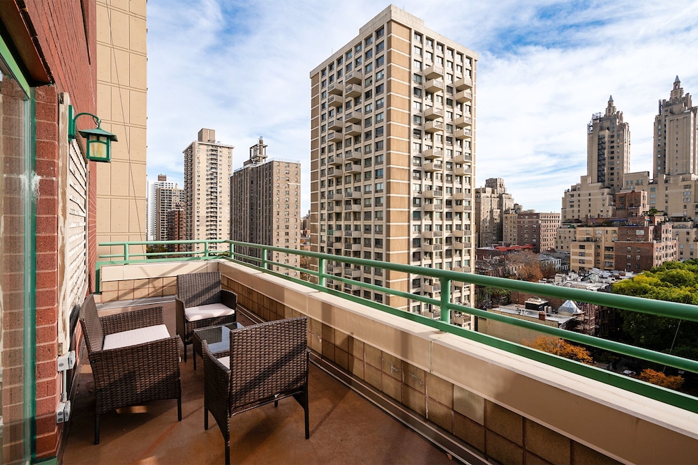 Contemporary 2 Bed 2 Bath Apt Bright and Sunny — 4-Star Luxury Hotel in New York City, United States
