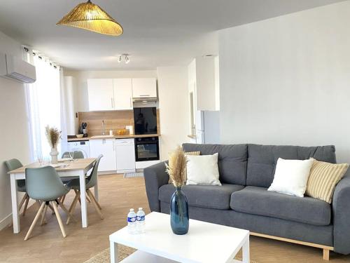 Le Brennou Proche Centre Climatise Tout Equipe Linges Fournis in Chateauroux, France