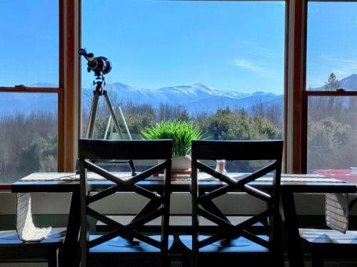 64J Stunning views close to attractions 20 min to Bretton Woods. Pool & gym passes in Whitefield, United States