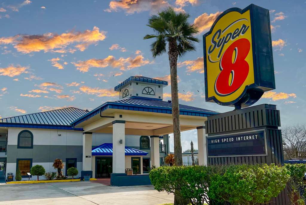 Super 8 by Wyndham Sealy - featured photo