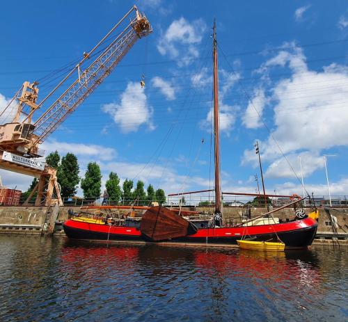 Hausboot Jonathan - carbon neutral hotel in Hamburg