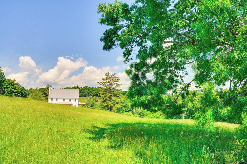 Timeless Hillsville Farmhouse Blue Ridge Parkway — 4-Star Luxury Hotel in Hillsville, United States