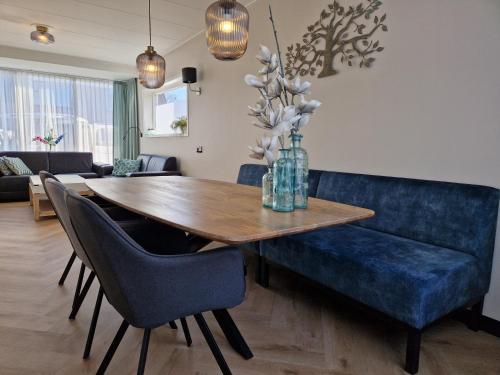 Modern spacious holiday home within walking distance of the North Sea beach in De Koog — 4-Star Luxury Hotel in De Koog, Netherlands