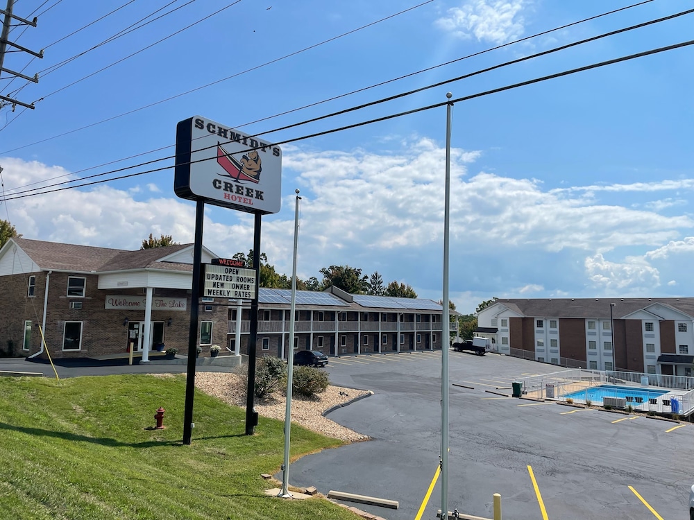 Schmidt's Creek Hotel - photo 29