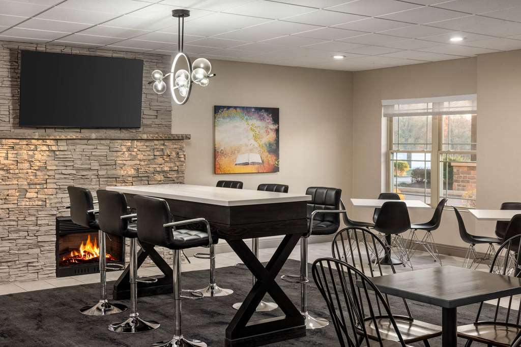 La Quinta Inn & Suites by Wyndham Lake George - photo 36