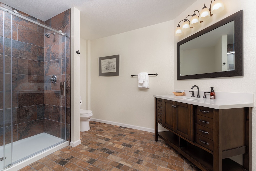 The NuWray Hotel & Carriage House - photo 52
