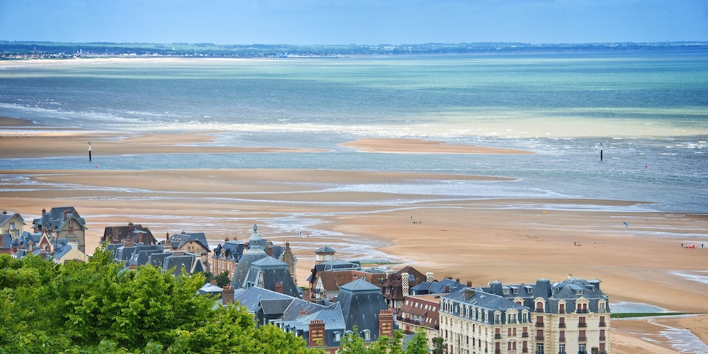 Les Cabines - carbon neutral hotel in Houlgate