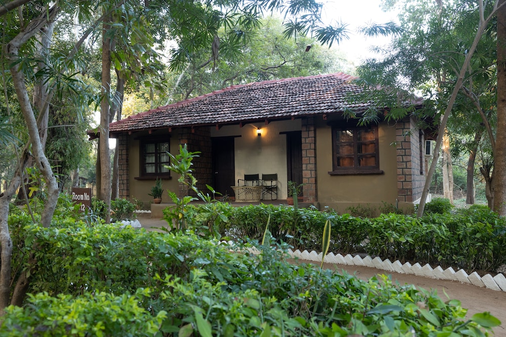 Tiger Trails Resorts - carbon neutral hotel in Manpur