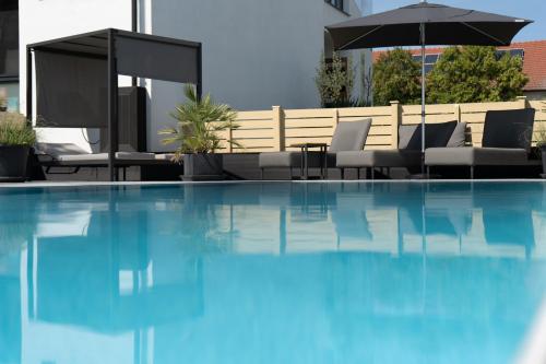 Kracher Hotel Doppelzimmer Fur Maximal 4 Personen Inklusive Pool — Illmitz