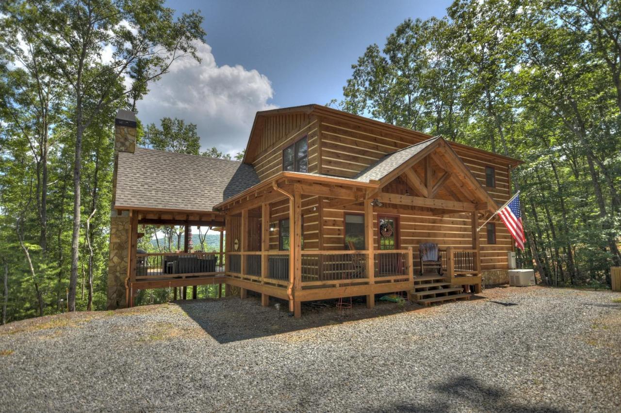 Deer Trails Cabin Family Friendly Rental in Aska Adventure Area Mountain Views Hot Tub Game Room — 4-Star Luxury Hotel in Blue Ridge, United States