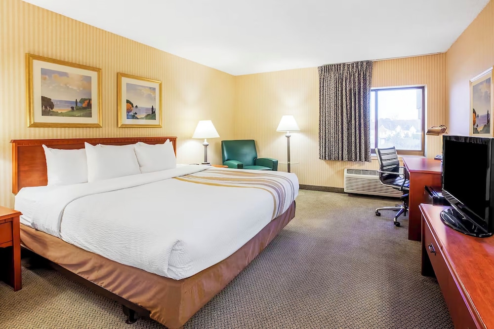 Norwood Inn and Suites Detroit - photo 4