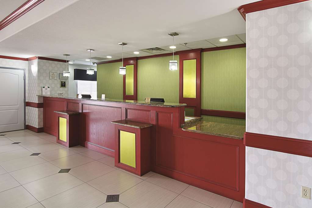 La Quinta Inn & Suites by Wyndham Dallas Hutchins - photo 7