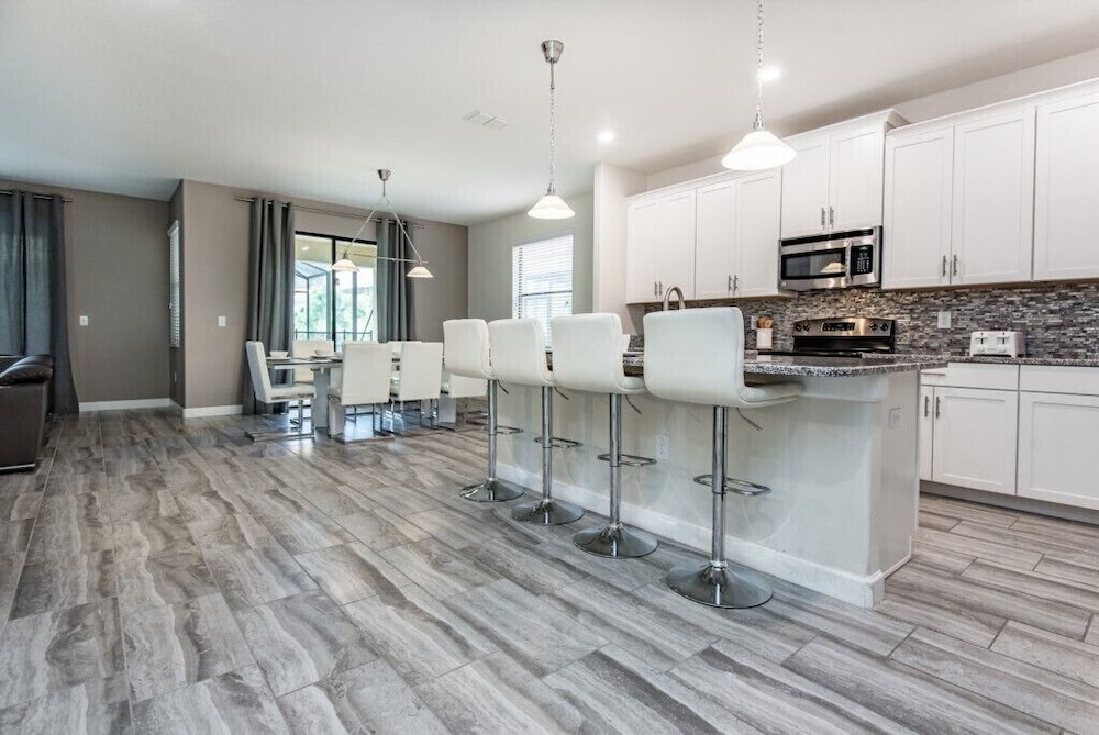 6 Bdrm 5 Bath in Solterra Resort - photo 9