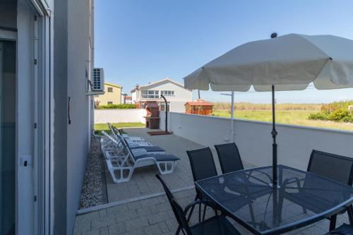 Sea front apartment Dani with private terrace and private garden by TA Leut Agency — 4-Star Luxury Hotel in Privlaka, Croatia
