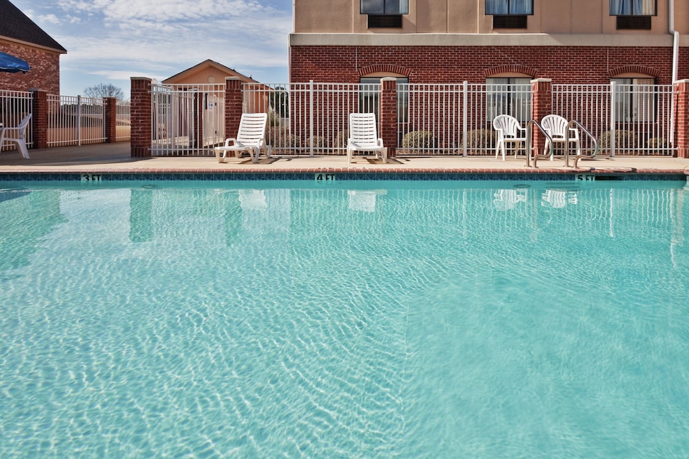 Holiday Inn Express & Suites Forest by IHG - photo 12