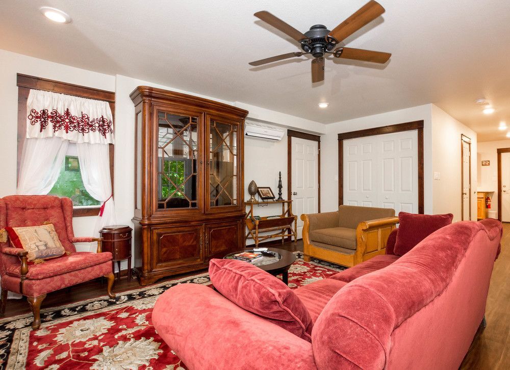 Main Street Inn Angels Among Us Wedding Chapel in Eureka Springs, United States