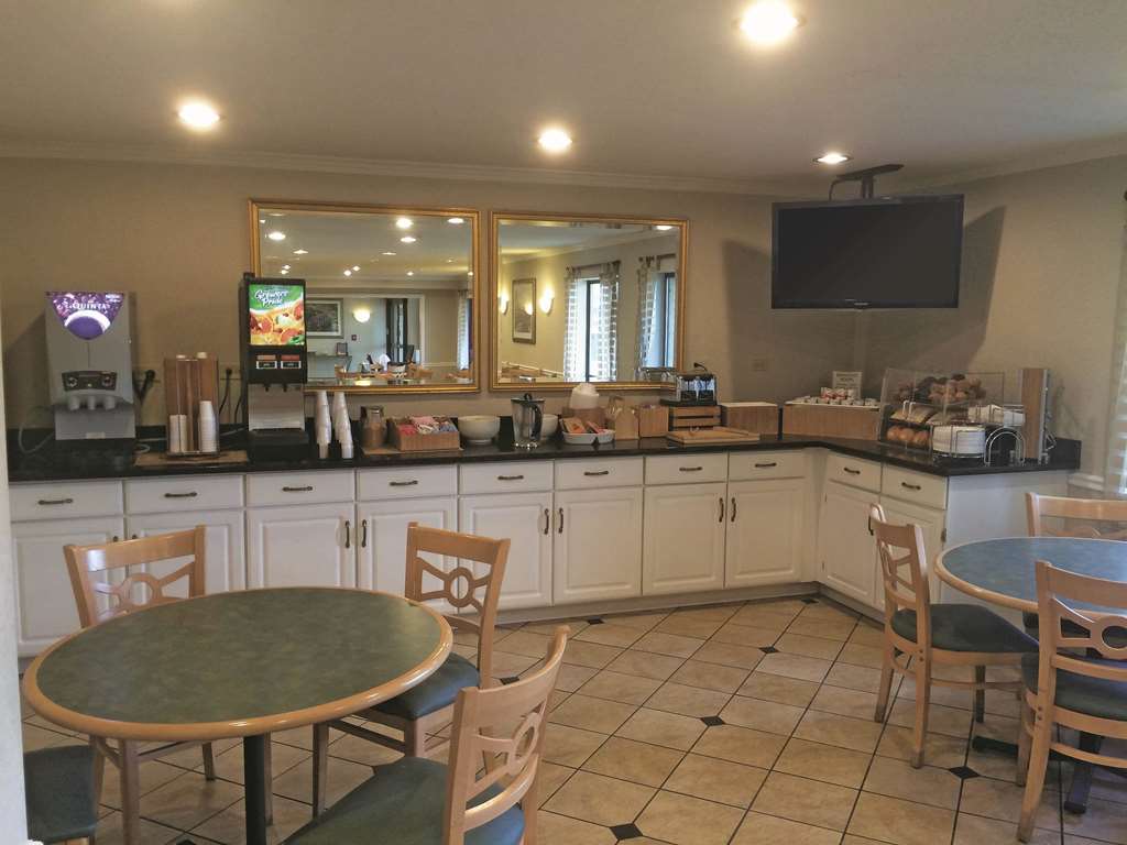 La Quinta Inn & Suites by Wyndham Chicago Gurnee - photo 42