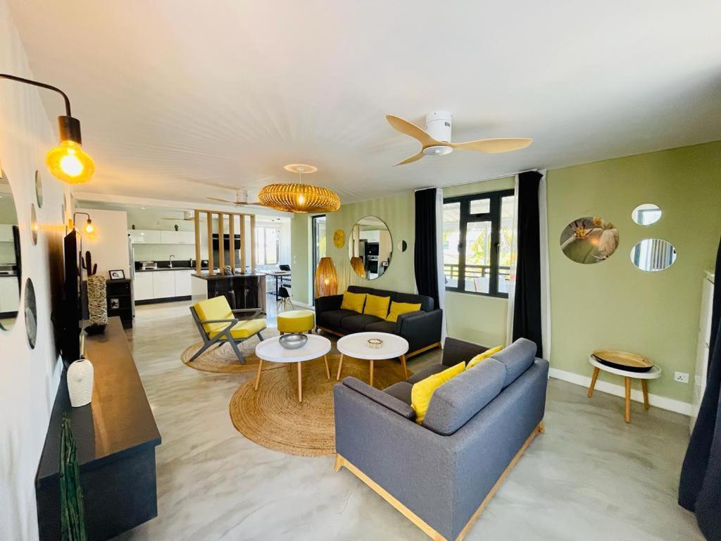 Modern apartment Excellent location 50m from the beach restaurants bars shops — 4-Star Luxury Hotel in Flic En Flac, Mauritius