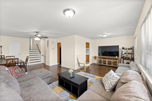Cozy 3BR Near NYC Cruise Port Statue of Liberty Free Driveway Parking — 4-Star Luxury Hotel in Bayonne, United States