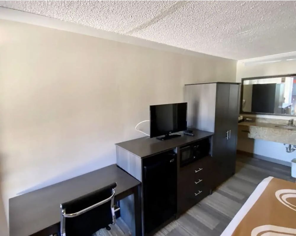 Hibiscus Inn & Suites - photo 13