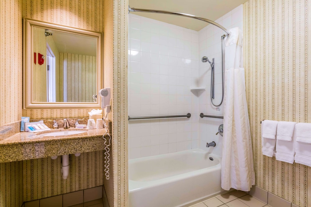 Hilton Garden Inn Milwaukee Northwest Conference Center - photo 26