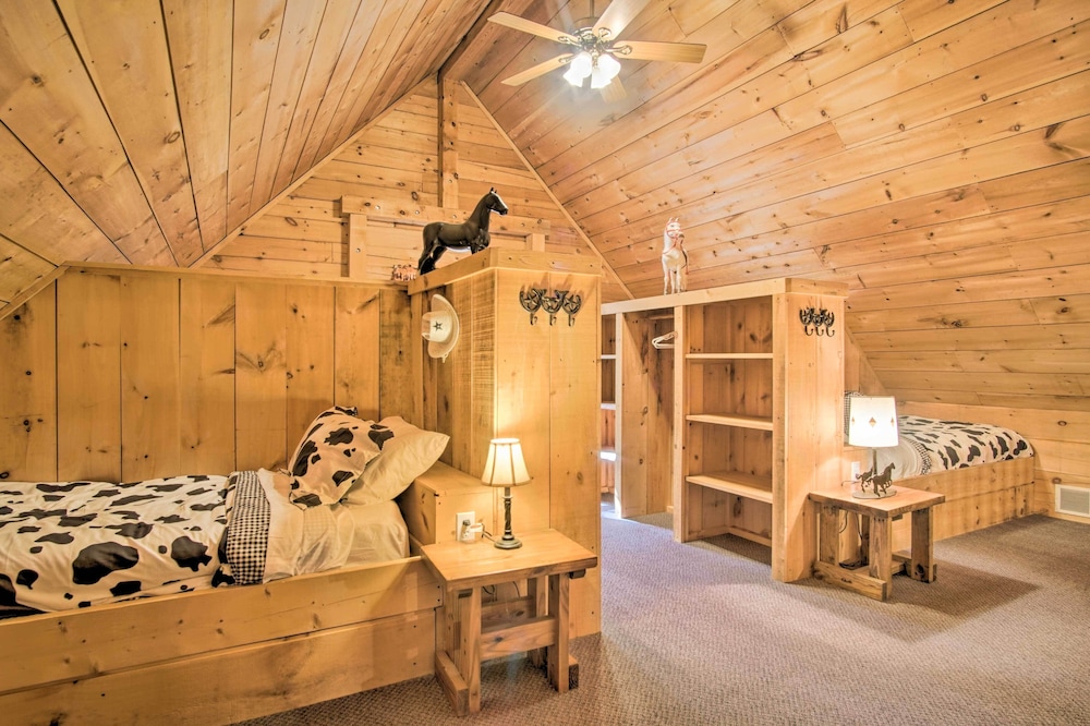 Rustic Rothbury Cabin with Resort Amenity Access - photo 9