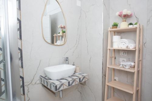 Sunny's Suite 8min from Colosseum — 4-Star Luxury Hotel in Rome, Italy